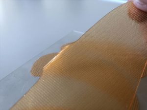 オイルゲルシートをフィルムからめくった様子