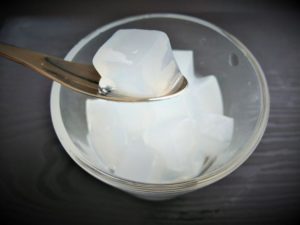 ナタデココをスプーンで掬う様子