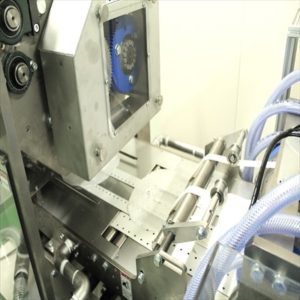不織布フェイスマスクの型抜きを機械で行う様子