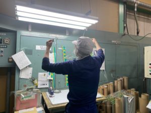印刷フィルムを検品している様子