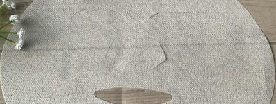 広げたフェイスマスクとカスミソウ