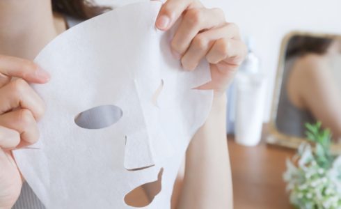 フェイスマスクを広げている様子