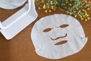 フェイスマスクが机の上においてある様子