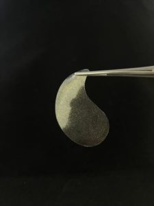ピンセットで部分用パックをつまんでいる様子