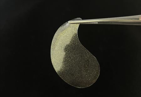 ピンセットで部分用パックをつまんでいる様子