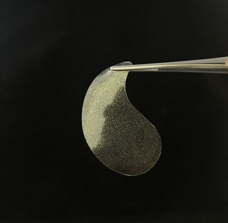 ピンセットで部分用パックをつまんでいる様子