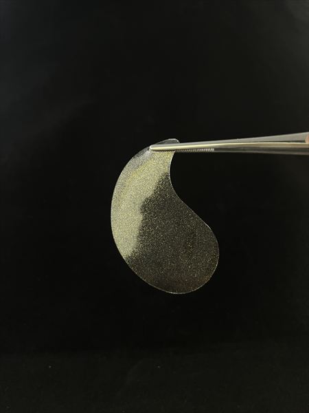 ピンセットで部分用パックをつまんでいる様子