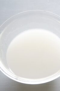 ボウルに入ったコメのとぎ汁