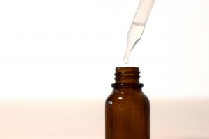 美容液を小瓶からスポイトで出す様子