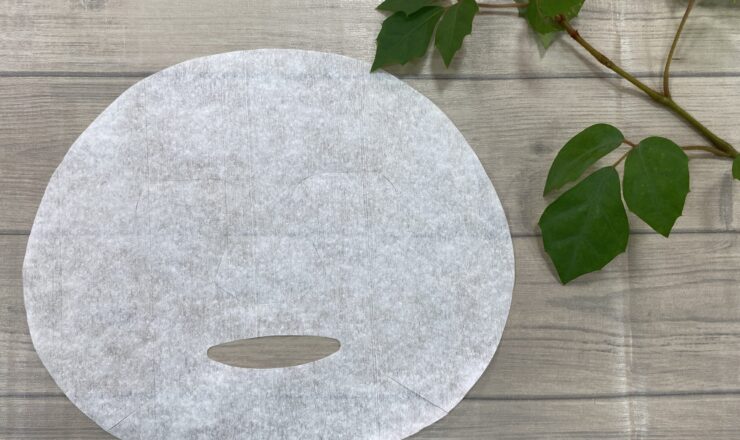 観葉植物とフェイスマスク