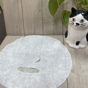 フェイスマスクと猫の置物