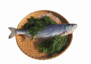 ざるに乗った鮭