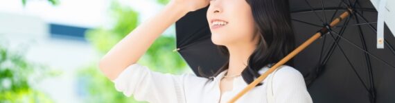 日傘をさして紫外線をよける女性