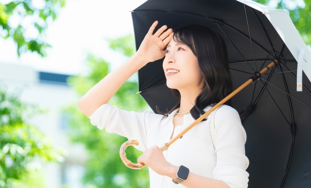 日傘をさして紫外線をよける女性