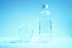 グラスに入った水とペットボトル