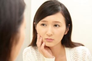お肌の様子に悩む女性