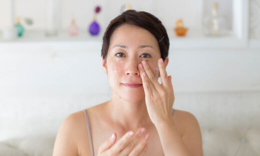 肌の様子を気にしている女性