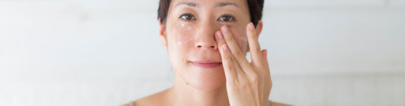 肌の様子を気にしている女性