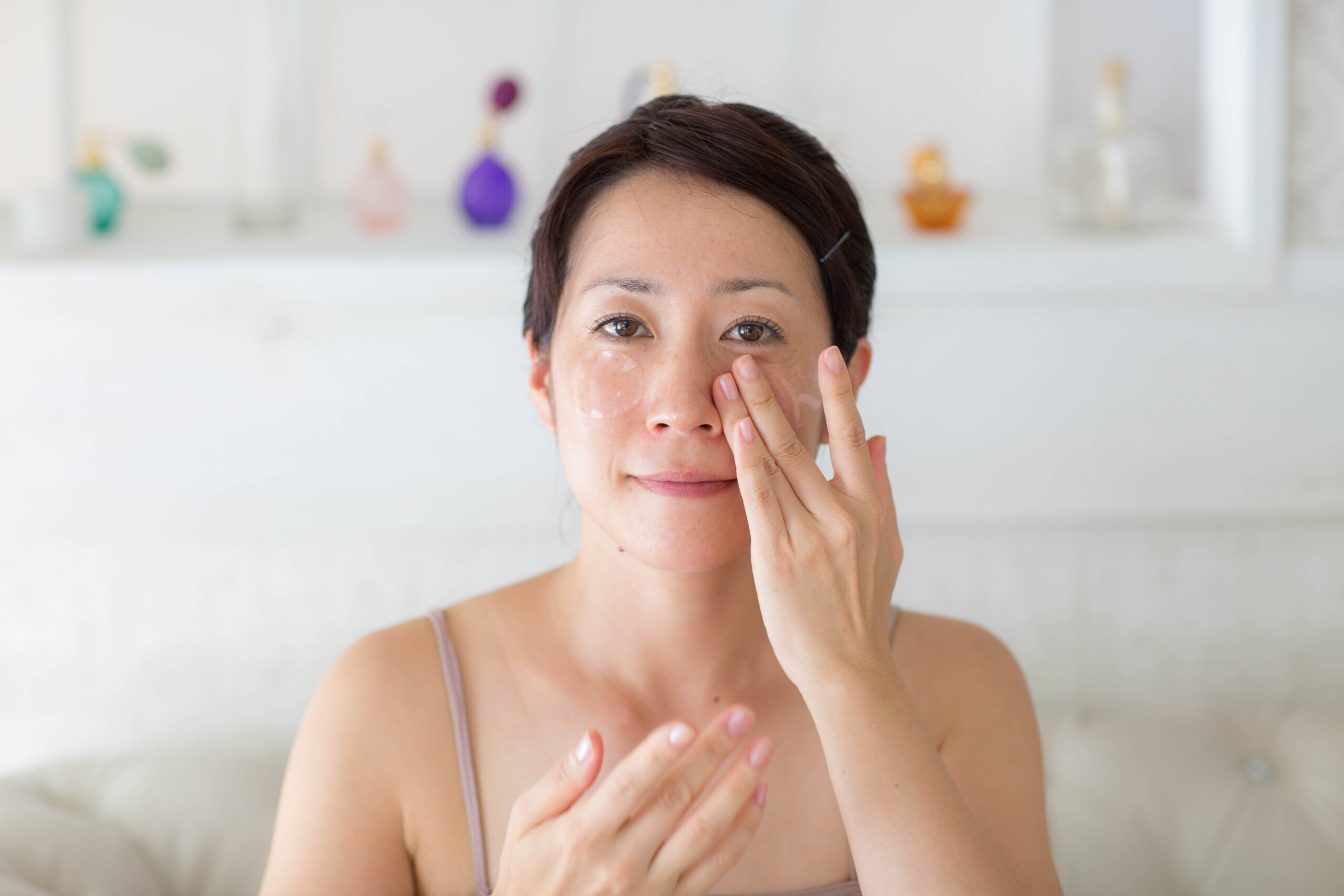 肌の様子を気にしている女性