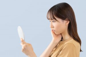 肌荒れに悩む女性
