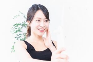 スキンケアをする若い女性