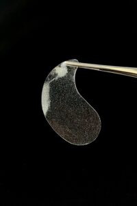 ジェルシートパックをピンセットで摘んでいる様子