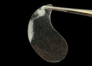 ジェルシートパックをピンセットで摘んでいる様子