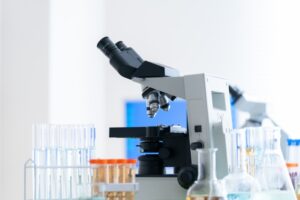 顕微鏡とビーカーが置かれている研究室の様子