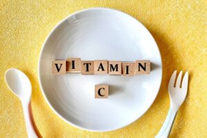 お皿にビタミンCの書いてあるブロックが置かれている様子