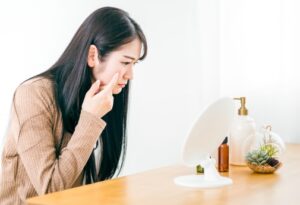 顔のシワを気にする女性