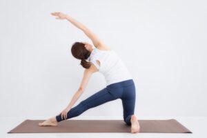 女性がストレッチしている様子