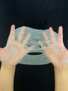 ネイチャーレース素材のフェイスマスクを広げている様子