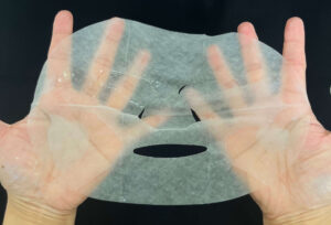 ネイチャーレース素材のフェイスマスクを広げている様子