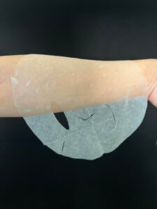 ネイチャーレースのフェイスマスクを腕に張り付けている様子
