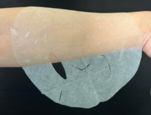 ネイチャーレースのフェイスマスクを腕に張り付けている様子