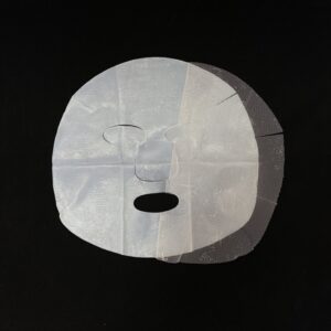 バイオセルロースマスクのメッシュが半分はがれている様子