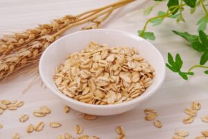 白いお皿に入った麦・大麦の様子