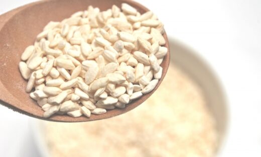 米麴がスプーンに乗っている様子
