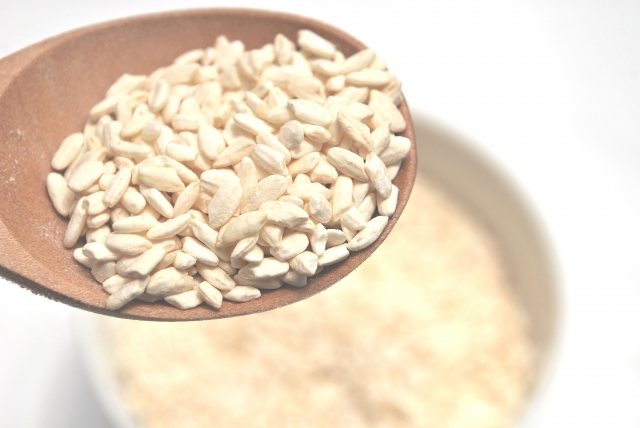 米麴がスプーンに乗っている様子