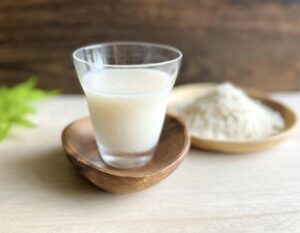 甘酒と麴が置かれている様子