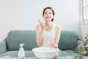 洗顔用ブラシで肌を洗顔している様子