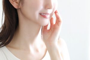 女性の口元と首まで移っている様子