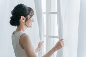 窓の外を見ている女性