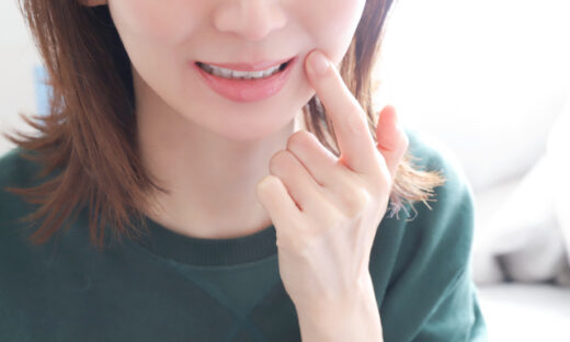 口元を気にする女性