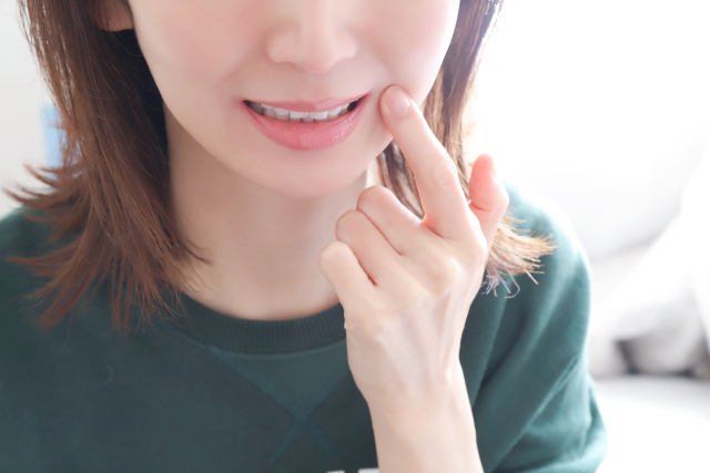 口元を気にする女性