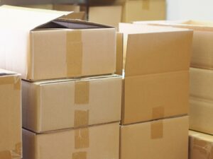 段ボールがたくさんある様子