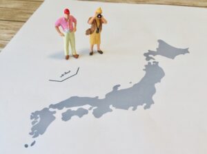 日本地図と観光客がいる様子