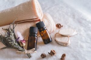 タオルと美容液の瓶が置いてある様子