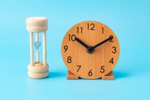 砂時計と時計がならんでいる様子