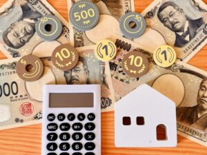 お金と電卓が並べてある様子